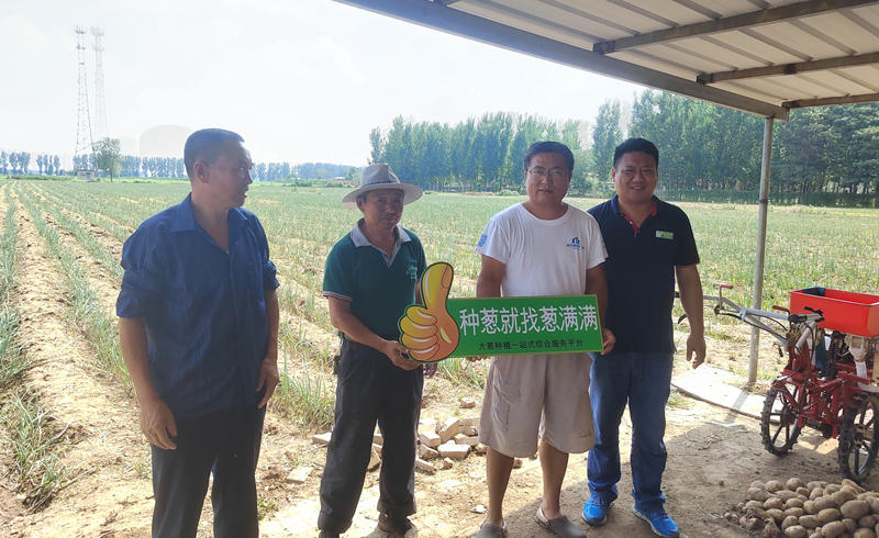 蔥滿滿與客戶合影