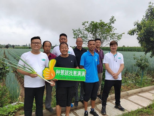新疆哈密——大蔥種植技術指導客戶合影